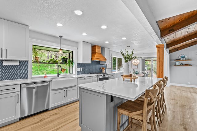 4131 W Griffin Creek Road, Medford, OR 97501