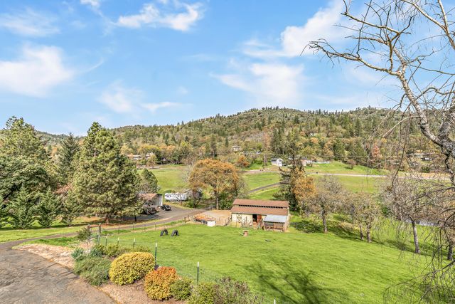 4131 W Griffin Creek Road, Medford, OR 97501