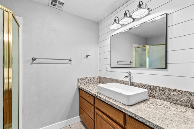 4131 W Griffin Creek Road, Medford, OR 97501