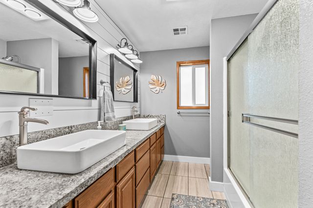 4131 W Griffin Creek Road, Medford, OR 97501