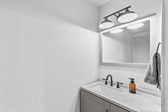 4131 W Griffin Creek Road, Medford, OR 97501