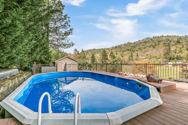 4131 W Griffin Creek Road, Medford, OR 97501