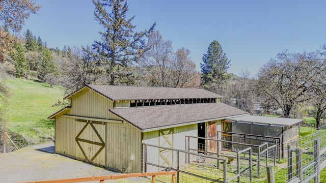 4131 W Griffin Creek Road, Medford, OR 97501
