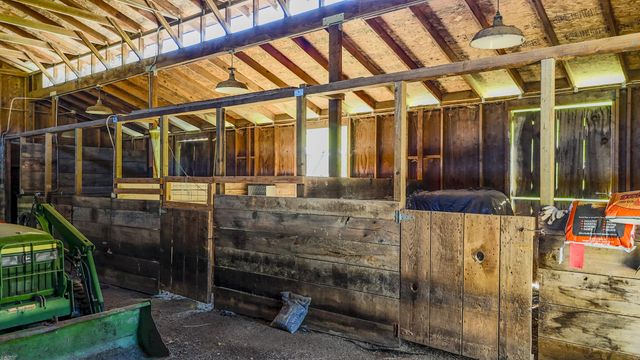 4131 W Griffin Creek Road, Medford, OR 97501