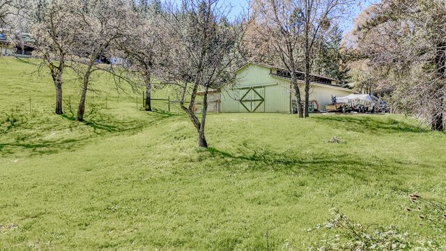 4131 W Griffin Creek Road, Medford, OR 97501