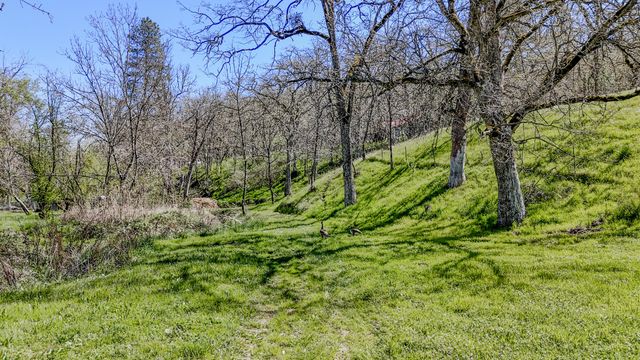 4131 W Griffin Creek Road, Medford, OR 97501