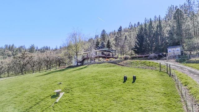 4131 W Griffin Creek Road, Medford, OR 97501