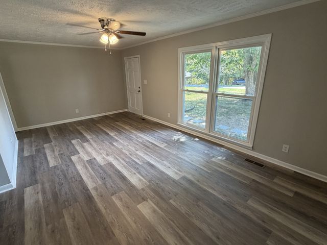 2118 Lambert Dr, Westmoreland, TN 37186