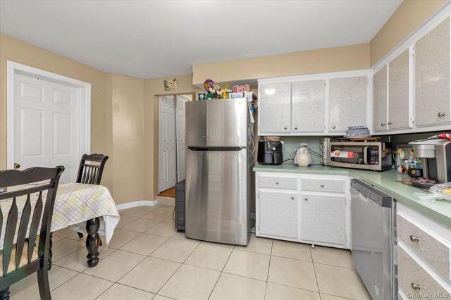 38 5th Street, Valley Stream, NY 11581