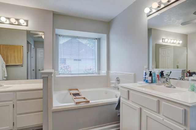 1611 Falcon Ridge Boulevard, Friendswood, TX 77546