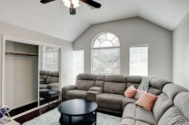 1611 Falcon Ridge Boulevard, Friendswood, TX 77546