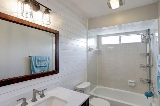 1611 Falcon Ridge Boulevard, Friendswood, TX 77546