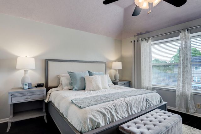 1611 Falcon Ridge Boulevard, Friendswood, TX 77546