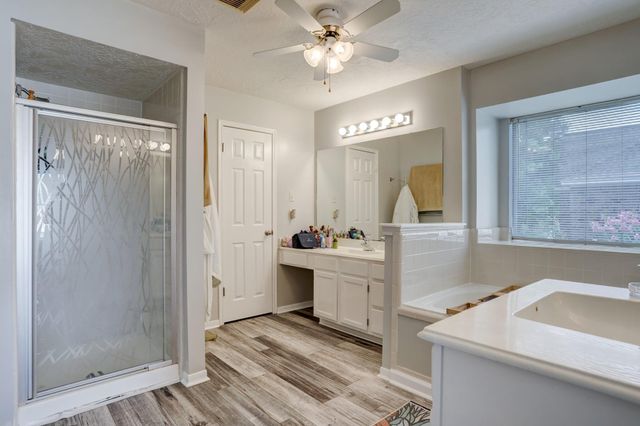 1611 Falcon Ridge Boulevard, Friendswood, TX 77546