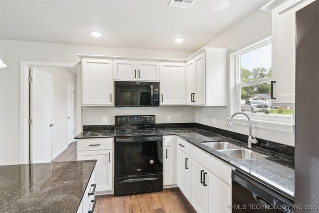 112 E Loy Avenue, Chouteau, OK 74337