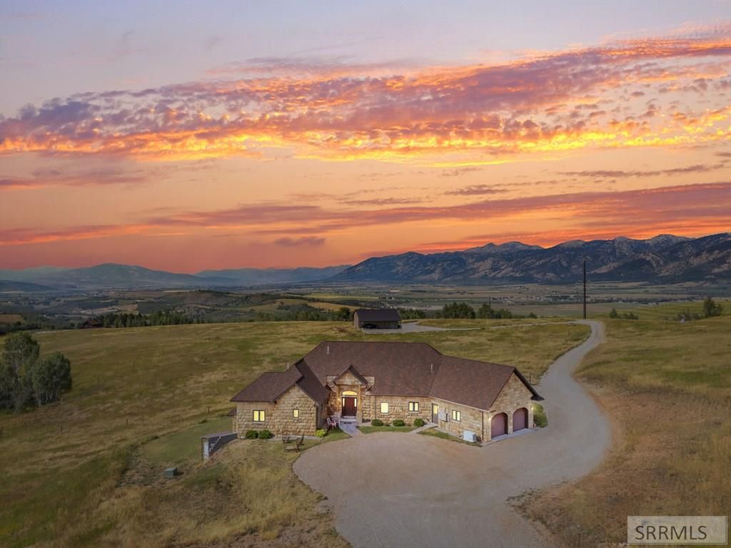 Image 2 of property listing at 2220 Aspen Hollow Rd, Bedford, WY 83112