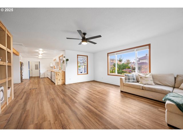 321 N HOLLADAY Dr, Seaside, OR 97138