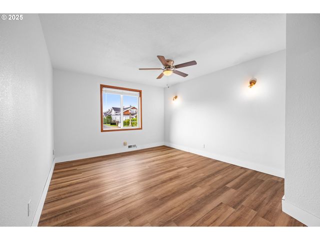 321 N HOLLADAY Dr, Seaside, OR 97138