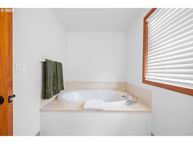 321 N HOLLADAY Dr, Seaside, OR 97138