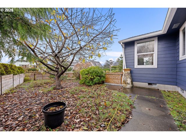 321 N HOLLADAY Dr, Seaside, OR 97138