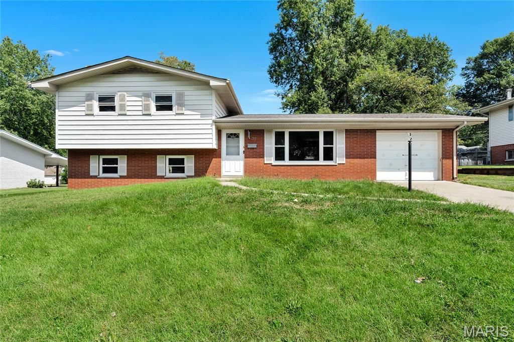 37 Briarwood Drive, Belleville, IL 62223