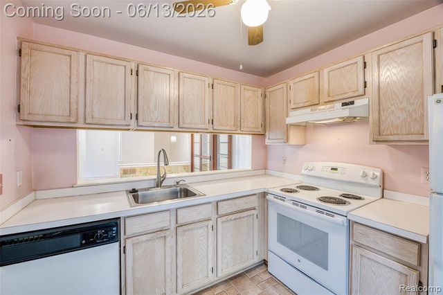 44750 Bayview Drive 37, Novi, MI 48377