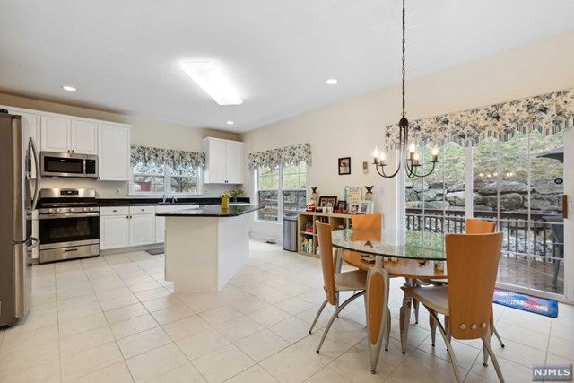 7 Skytop Ridge, Oakland, NJ 07436