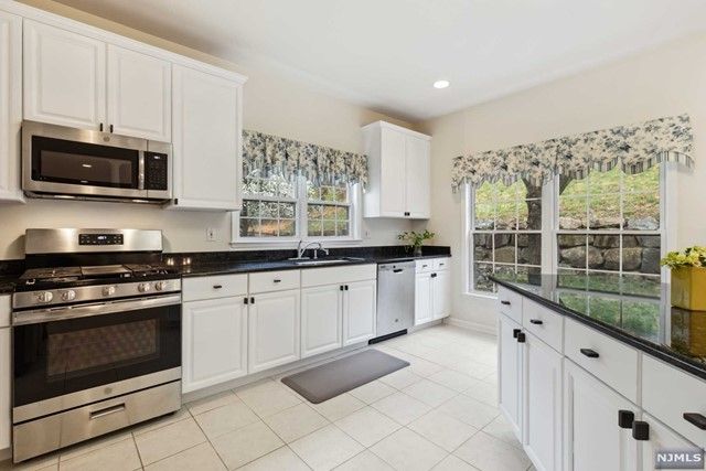 7 Skytop Ridge, Oakland, NJ 07436