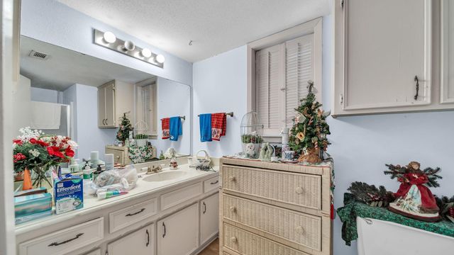 672 Bending Oaks Drive, Bellville, TX 77418