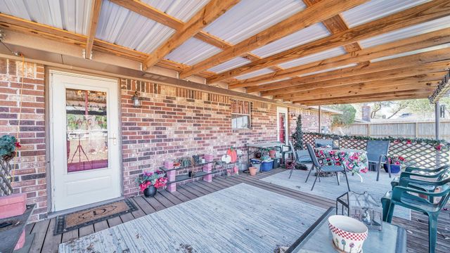 672 Bending Oaks Drive, Bellville, TX 77418