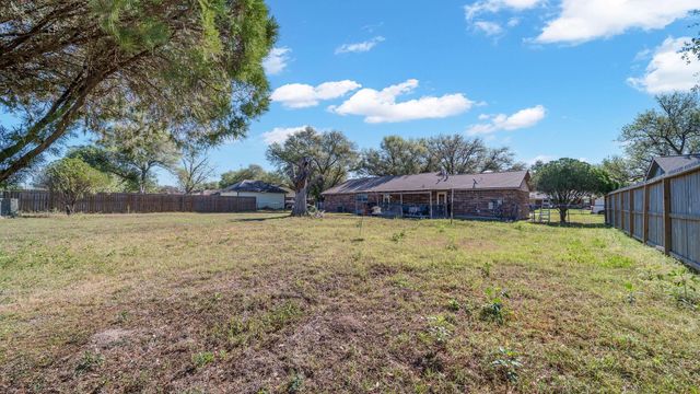 672 Bending Oaks Drive, Bellville, TX 77418