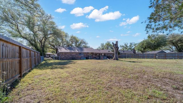672 Bending Oaks Drive, Bellville, TX 77418