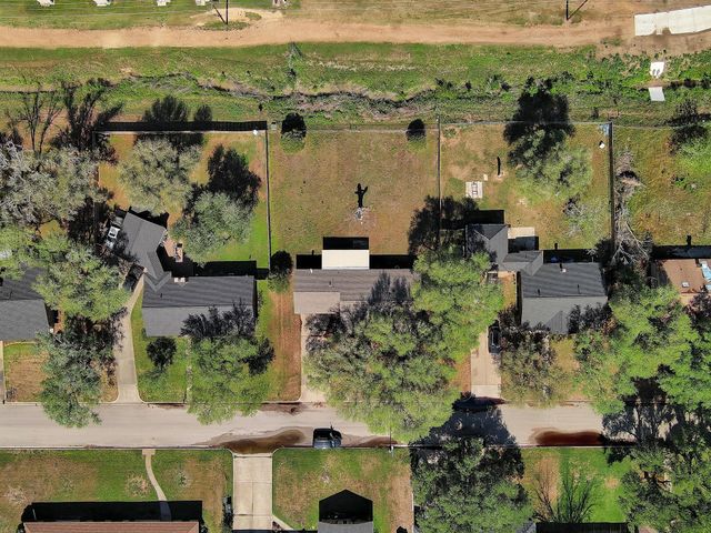 672 Bending Oaks Drive, Bellville, TX 77418