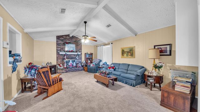 672 Bending Oaks Drive, Bellville, TX 77418