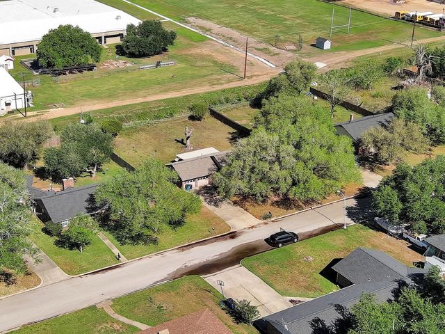 672 Bending Oaks Drive, Bellville, TX 77418