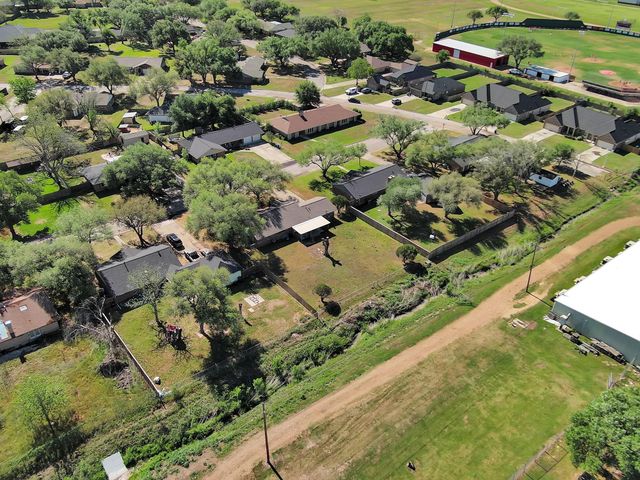 672 Bending Oaks Drive, Bellville, TX 77418