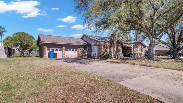 672 Bending Oaks Drive, Bellville, TX 77418