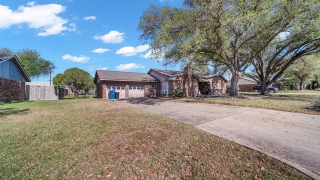 672 Bending Oaks Drive, Bellville, TX 77418