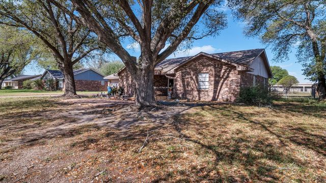 672 Bending Oaks Drive, Bellville, TX 77418