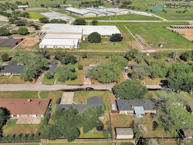 672 Bending Oaks Drive, Bellville, TX 77418