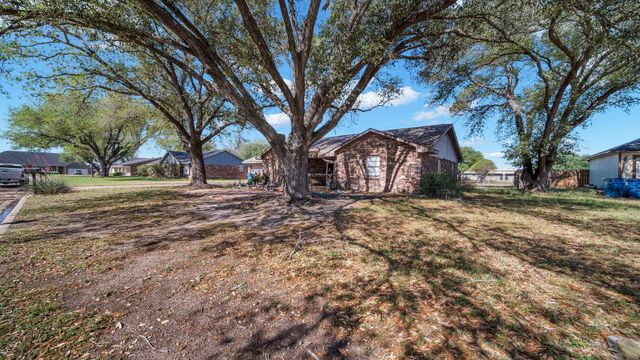 672 Bending Oaks Drive, Bellville, TX 77418