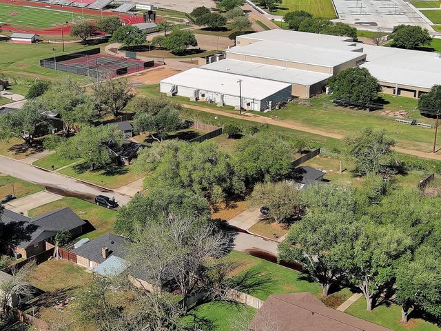 672 Bending Oaks Drive, Bellville, TX 77418