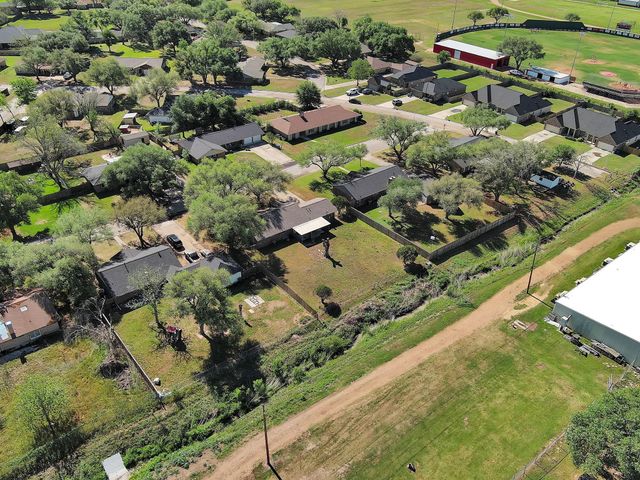 672 Bending Oaks Drive, Bellville, TX 77418