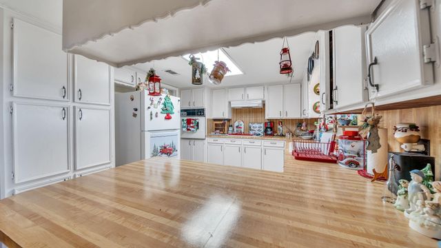 672 Bending Oaks Drive, Bellville, TX 77418