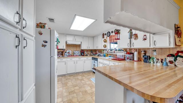 672 Bending Oaks Drive, Bellville, TX 77418