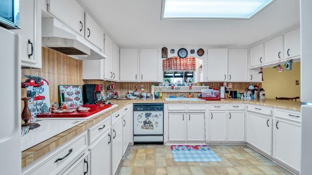 672 Bending Oaks Drive, Bellville, TX 77418
