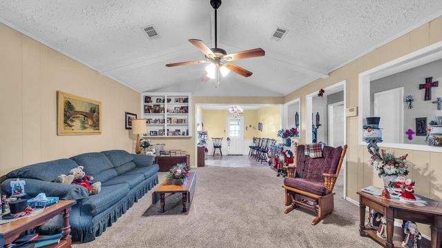 672 Bending Oaks Drive, Bellville, TX 77418