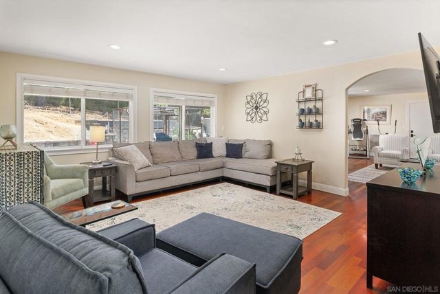 2855 N Victoria Dr, Alpine, CA 91901