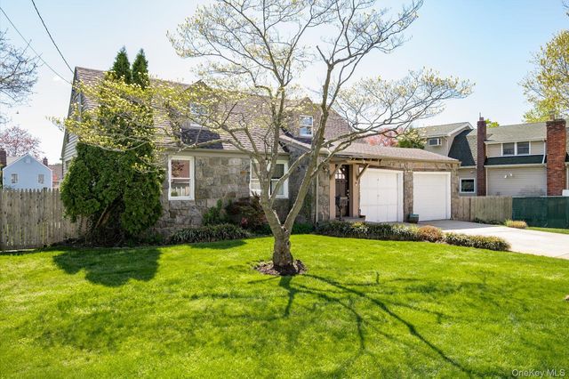 5 Erlwein Court, Massapequa, NY 11758