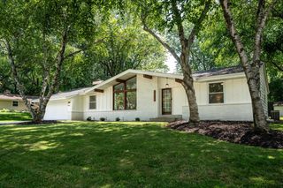 21595 Doneswood DRIVE, Waukesha, WI 53186